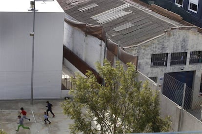 L'escola Els Encants té un edifici amb un teulat d'amiant al costat.