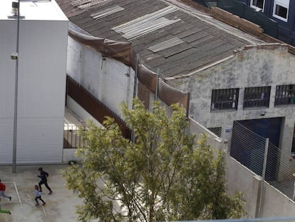 L'escola Els Encants té un edifici amb un teulat d'amiant al costat.