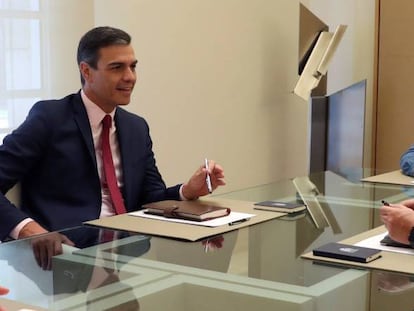 El presidente del Gobierno en funciones, Pedro Sánchez (i), conversa con los secretarios generales, de UGT, Pepe Álvarez (c), y de CCOO, Unai Sordo (d), durante una reunión celebrada en el Palacio de la Moncloa. 