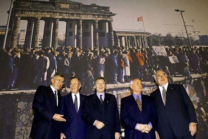 Helmut Kohl recuperó para la CDU la cancillería en 1982. Durante sus 15 años de Gobierno, <i>El armario de Roble</i> vio caer el Muro de Berlín, el último símbolo de la Guerra Fría, en 1989 y tuvo que pilotar la difícil digestión de la reunificación alemana. Además se le recordará como uno de los grandes arquitectos de la unidad europea, que implicó el sacrificio, el 1 de enero de 2002, del poderoso marco alemán por el recién nacido euro. En la imagen, Kohl posa, en el décimo aniversario de la caída del Muro, con los entonces líderes de la URSS y de EE UU, Mijail Gorbachov y George Bush y con el alcalde de Berlín y el presidente del Parlamento de la ciudad.