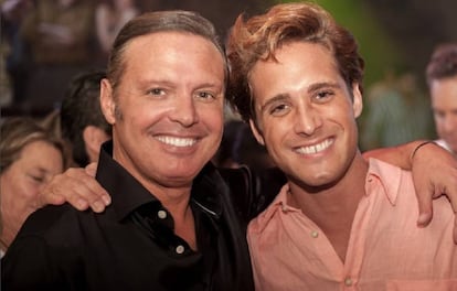 Luis Miguel y el actor Diego Boneta durante el rodaje de la serie.