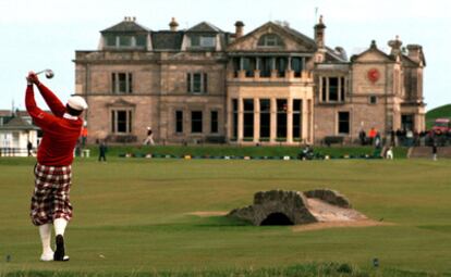 El malogrado golfista estadounidense Payne Stewart juega en Saint Andrews con la sede del Old Course de fondo y ataviado con la ropa más tradicional. Moriría en 1999 sin haber ganado un torneo que adoraba.