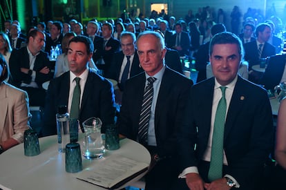 El lehendakari Imanol Pradales, Alex Artetxe, presidente del Grupo Arteche, y el consejero de Industria, Mikel Jauregi, en la presentación del plan.