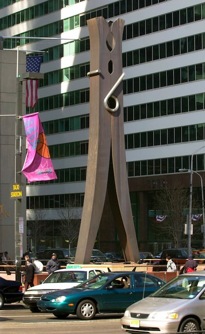 'Pinza de ropa', una de las características obras de Claes Oldenburg, expuesta en una calle de Filadelfia en 2002.