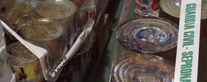 Latas oxidadas y con signos de putrefacción halladas en la nave.