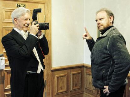 El fotógrafo Daniel Mordzinski, fotografiado por Mario Vargas Llosa poco antes de la entrega del premio Nobel de Literatura al escritor.