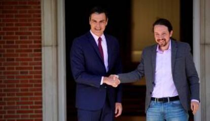 Pedro Sánchez y Pablo Iglesias, en la puerta del Palacio de la Moncloa, en una reunión previa a la sesión de investidura.