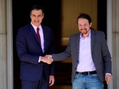 Pedro Sánchez y Pablo Iglesias, en la puerta del Palacio de la Moncloa, en una reunión previa a la sesión de investidura.