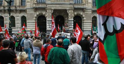 Los trabajadores de Bizkaibus frente a diputación en el segundo día de huelga.