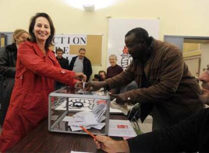 Ségolène Royal deposita su voto en el proceso congresual del Partido Socialista francés en la ciudad de Melle.