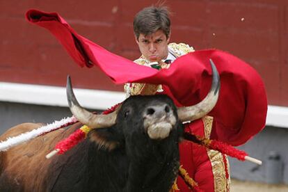 El Juli, con su primer toro de la tarde.