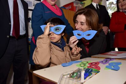 Imagen de archivo de la entonces Ministra de Educación, Marcela Cubillos, en la Escuela Especial Los Cedros del Líbano, en 2018.