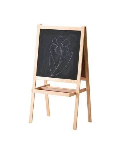 Porque no hay ningún niño en el mundo al que no le guste pintar. Pizarra clásica de tizas de Ikea. (19,99 euros)