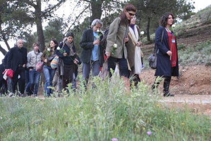 Algunos de los participantes en el homenaje a las víctimas, ayer, durante la visita a la fosa de Víznar.