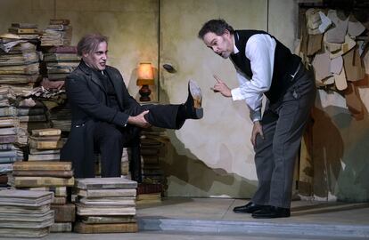 Leigh Melrose (Sixtus Beckmesser) y Gerald Finley (Sachs), en un momento de 'Los maestros cantores de Núremberg', en el teatro Real.