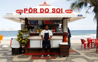 Dayvison Nascimento, garçom de 25 anos, posa para a foto na praia de Ipanema. Sobre os Jogos Olímpicos Dayvison responde: “Espero que muitos turistas venham aqui aproveitar a energia da cidade e do evento”, mas está preocupado pelo fato da polícia não conseguir controlar de maneira eficaz a violência na cidade. Mas espera que o impacto dos Jogos Olímpicos seja positivo e o Rio de Janeiro melhore sua imagem internacional.