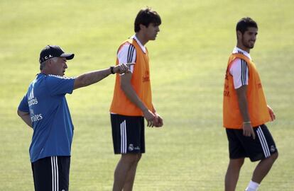 Ancelotti (i), dando instrucciones en presencia de Kaká e Isco, que completa su primer entrenamiento con el Madrid.