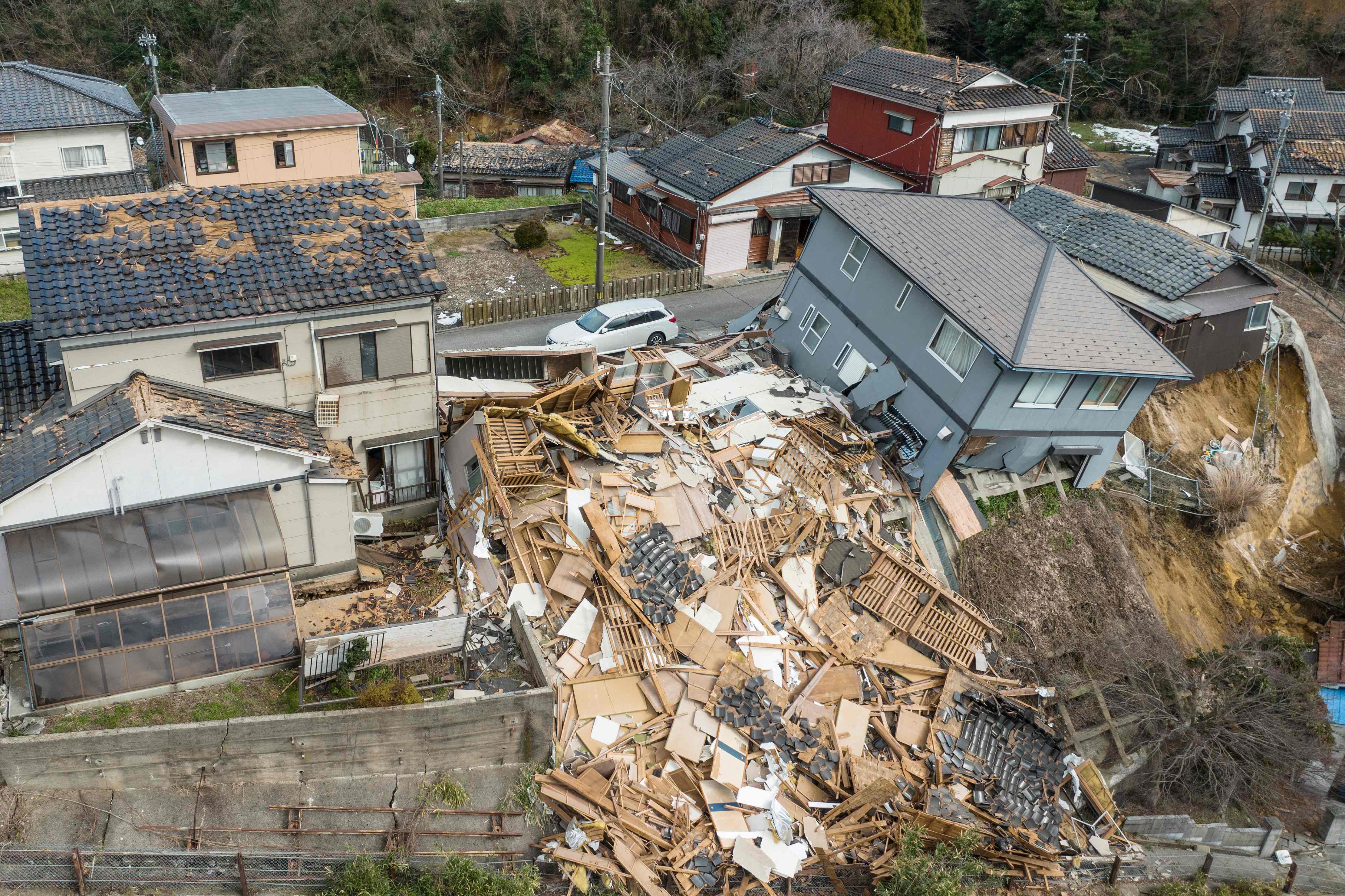 Vista aérea de varios edificios dañados por el terremoto en Wajima, este martes. 