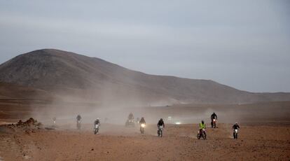 Turistas recorren el desierto de Atacama para ver de cerca el rally Dakar hoy, miércoles 15 de enero de 2014, durante la décima etapa de la competencia en la región de Tarapacá, Iquique (Chile). 