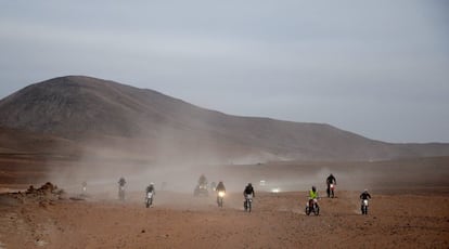 Turistas recorren el desierto de Atacama para ver de cerca el rally Dakar hoy, miércoles 15 de enero de 2014, durante la décima etapa de la competencia en la región de Tarapacá, Iquique (Chile). 