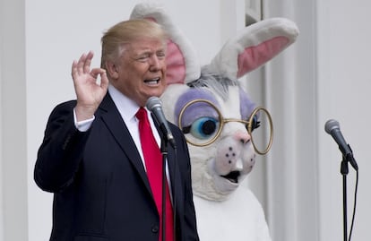 Donald Trump habla a los asistentes junto al Conejo de Pascua, durante la 'Easter Egg Roll' de la Casa Blanca.