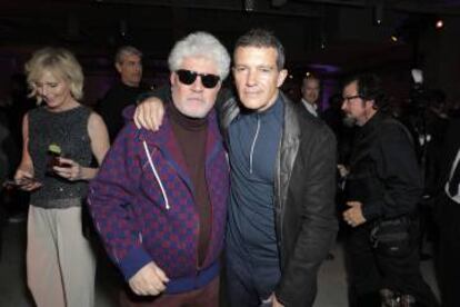 Pedro Almodóvar y Antonio Banderas, en una fiesta previa a los Oscar, este 7 de febrero en Los Ángeles.