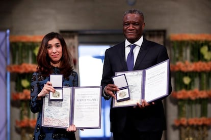 El congoleño Denis Mukwege y la iraquí Nadia Murad posan con sus galardones tras recoger el premio Nobel de la Paz durante la ceremonia en el Ayuntamiento de Oslo (Noruega).