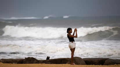 Una persona toma una fotografía al mar este domingo, en Nagua, República Dominicana