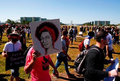 Homem empunha cartaz alusivo a Marielle durante protesto em Brasília, em 7 de junho.