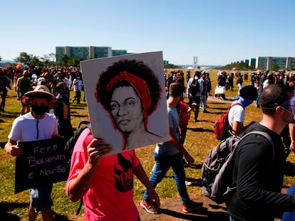 Homem empunha cartaz alusivo a Marielle durante protesto em Brasília, em 7 de junho.