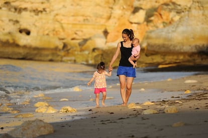 Encanto portugués: nuestro país vecino contiene cientos de lugares con encanto, perfectos para viajar con niños. Uno de ellos es el Algarve, al sur de Portugal, donde se inició la epopeya del siglo XV, que llevó a los portugueses al encuentro de otros pueblos y cultura. Y es que esta zona sigue recibiendo con los brazos abiertos a cuantos deciden visitarles. Lugares como el Parque Natural de Ría Formosa, con sus tranquilas y grandes playas, los típicos pueblos portugueses que aparecen aquí y allí, la turística zona de la Albufeira o la menos explotada de la Costa Vicentina harán las delicias de los más pequeños de la casa.