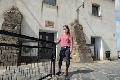 Marina Sánchez, de 32 años, en la puerta de su trabajo en el Centro Cultural de Cedillo.