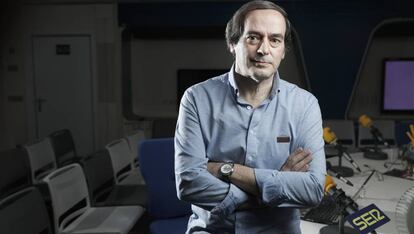 Isaías Lafuente en los estudios de Cadena SER.
