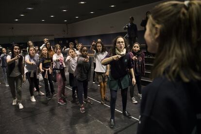 Aunque los ensayos son compatibles con el horario escolar, comienzan a las 16.30, por lo que algunos alumnos deben saltarse las ltimas clases para poder llegar. En esta imagen, el coro ensaya una escena de 'Street Scene'.