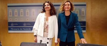 Las ministras de Hacienda, María Jesús Montero, y de Política Territorial, Meritxell Batet