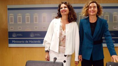 Las ministras de Hacienda, María Jesús Montero, y de Política Territorial, Meritxell Batet