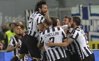 Los jugadores de la Juve celebran el gol de Matri que valió la Copa