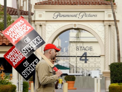 Miembros del gremio de escritores (WGA) manifestándose frente a los estudios de Paramount Pictures el pasado abril.