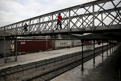 Se trata de la tercera huelga general bajo el Gobierno de Tsipras. En la imagen, viajeros en una estación de metro de Atenas, semiparalizada.