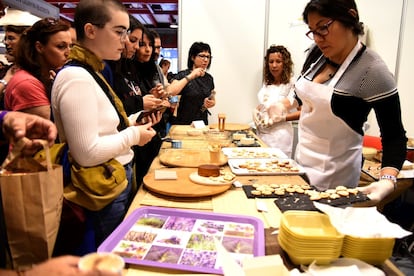 Visitantes participam da degustação de queijos veganos.