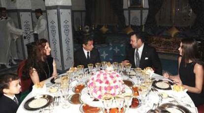 El presidente francés Nicolas Sarkozy con su esposa Carla Bruni durante la cena ofrecido por el rey Mohammed VI de Marruecos y su esposa, la princesa Lalla Salma.