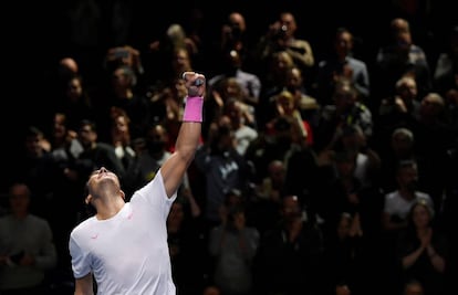 Rafa Nadal celebra el triunfo contra Tsitsipas en la Copa Maestros de Londres.