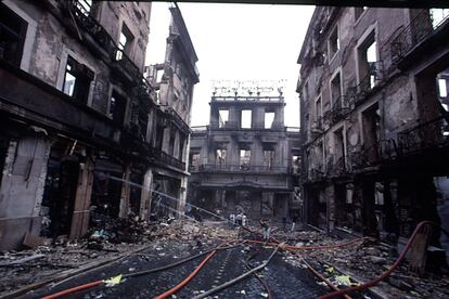 <b>25 de agosto de 1988</b>. Un fuego iniciado en los grandes almacenes Grandella, en la calle que une la plaza del Rossio con el Chiado, devoró numerosos edificios del corazón del barrio romántico de Lisboa.