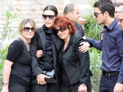 Raquel Sánchez Silva (segunda por la izquierda) con la madre y otros familiares de Mario Biondo, durante su entierro en Palermo.