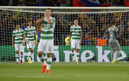 Los jugadores del Celtic abatidos durant el partido.