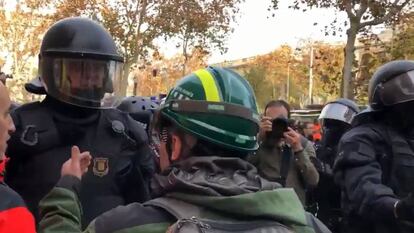 Un mosso discuteix amb un agent rural el 21-D.