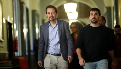Pablo Iglesias y Ramón Espinar en los pasillos del Senado.