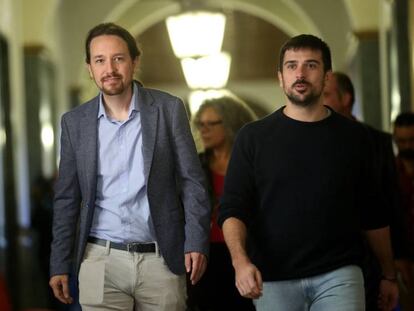 Pablo Iglesias y Ram&oacute;n Espinar en los pasillos del Senado.