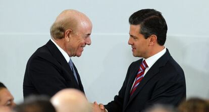 Francisco Gonz&aacute;lez, presidente del Grupo BBVA, saluda a Pe&ntilde;a Nieto.