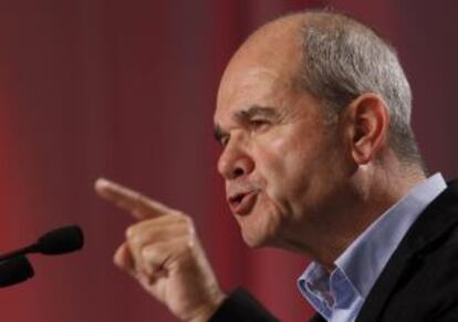 El presidente del PSOE, Manuel Chaves, interviene en el 38º Congreso del PSOE, que se celebra en Sevilla.